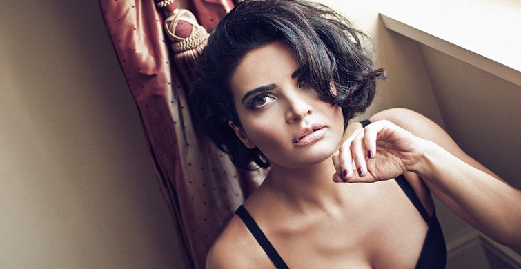 Göksel Dekolteli Pozuyla Yorum Yağmuruna Tutuldu