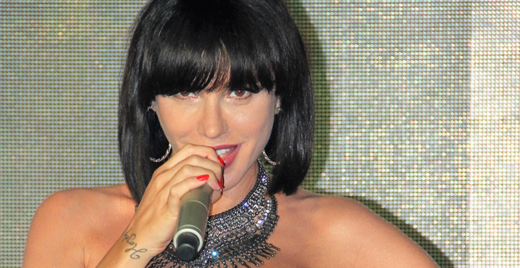 Gülşen Sahne Performansıyla Hayranlarını Büyüledi