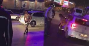 İstanbul'da Akılalmaz Görüntüler! Cadde Ortasında Soyunup Trafiği Birbirine Kattılar