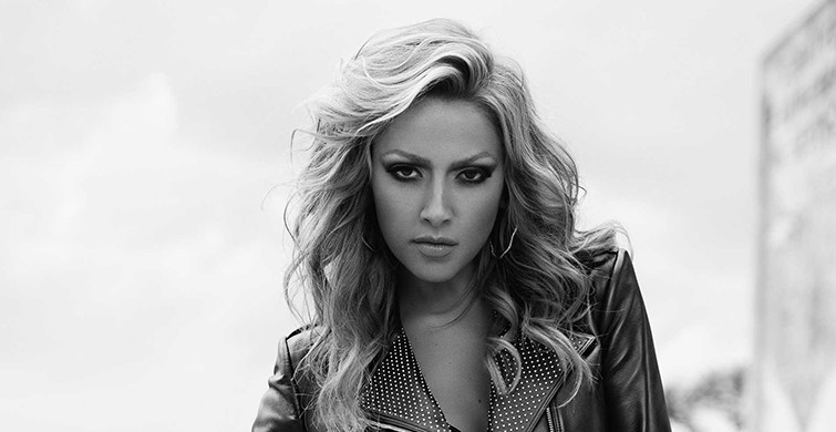 Hadise Makyajsız ve Bikinili Pozuyla Dikkat Çekti