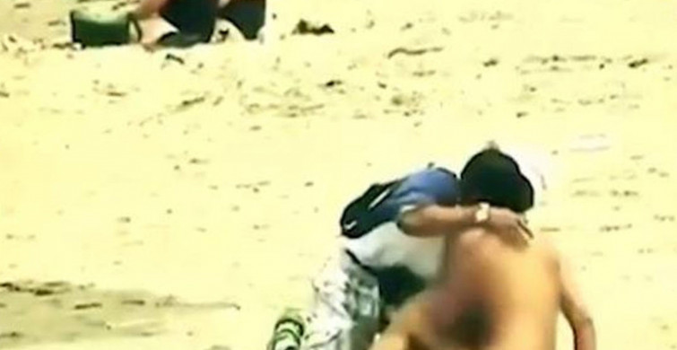 Halk plajında bikinisini çıkardı! Erkeklerin tepkilerini kayda aldı... O görüntüler sosyal medyada olay oldu