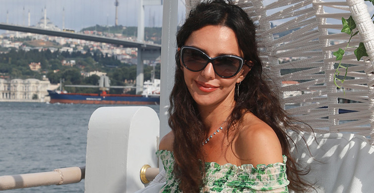Hande Ataizi Siyah Bikinisiyle Olay Yarattı