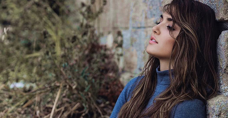 Hande Erçel'in Makyajsız Fotoğrafı