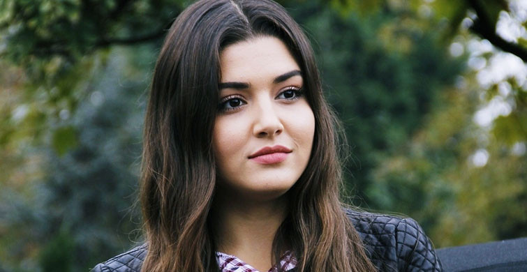 Hande Erçel Giydiği Kıyafetle Rezil Oldu