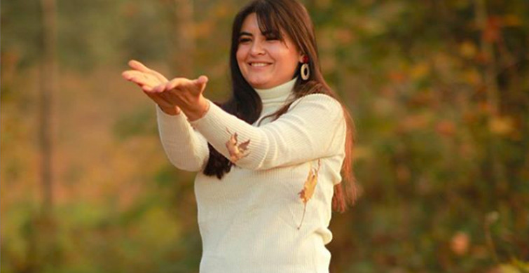 Hanife Gürdal Mini Elbise İle Salıncakta Sallandı