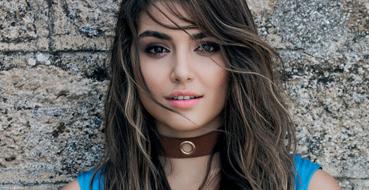 Hande Erçel’e Azize Dizisinin Setinde Çiçeklere Boğuldu