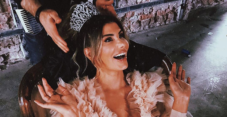 Şarkıcı Hatice Havuz Paylaşımıyla Sosyal Medyayı Salladı