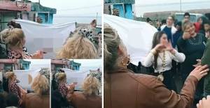 Sokak Ortasında Kanlı Çarşaflarla Dans Ettiler