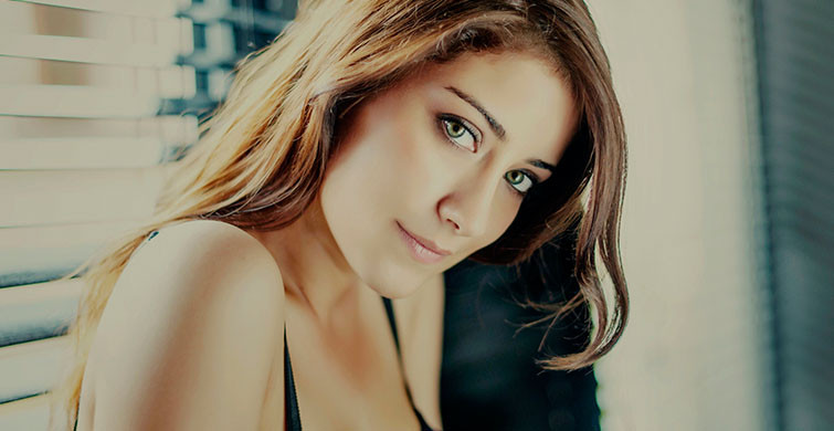 Hazal Kaya Bebeğini Kucağına Alacağı Zamanı Bekliyor