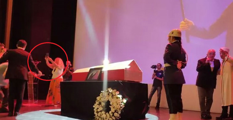 İlhan İrem'e son veda! Ünlü şarkıcının cenaze töreni düzenlendi usta isme yapılan saygısızlık törene damga vurdu