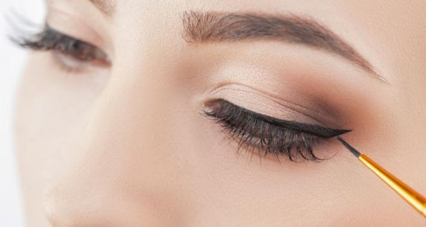 Kolay Yoldan Eyeliner Sürme Yöntemi