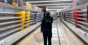 İngiltere'de Erzak Bulamayan Sağlık Çalışanı Gözyaşlarını Tutamadı
