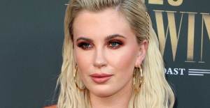 Ireland Baldwin, Zoom Toplantısına Üstsüz Katıldı