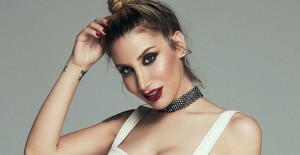 İrem Derici’den Yatak Pozu