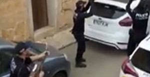 İspanya'da Polis Karantinadaki Halka Şarkı Söyleyip, Dans Etti