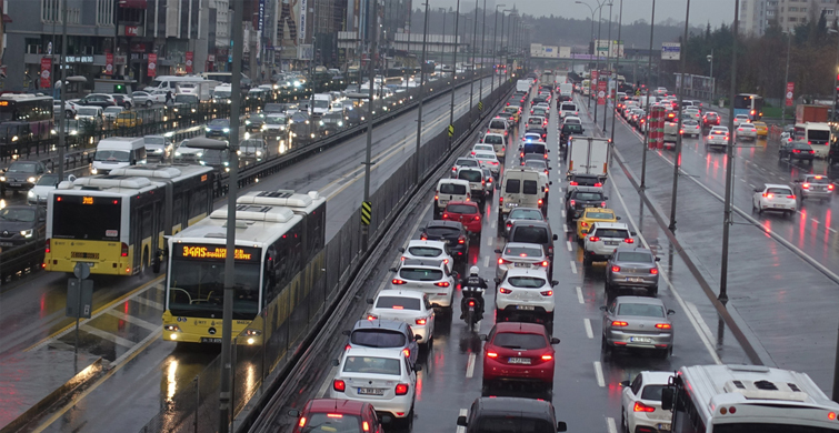 İstanbul'da Fırtına ve Yağış Etkili Oluyor