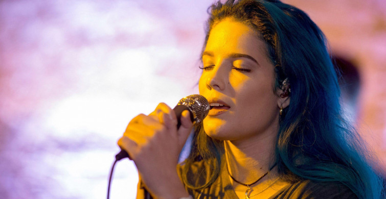 Karnı Burnunda Olan Halsey'den Olay Pozlar