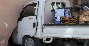 Freni Patlayan Kamyon Bir Evin İçine Girdi! Yaralılar Var