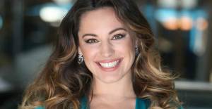Kelly Brook Lavanta Tarlasında Masaj Yaptırdı