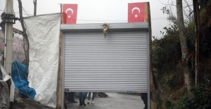 Rizeli Kardeşler Mahallenin Girişini Kepenkle Kapattı