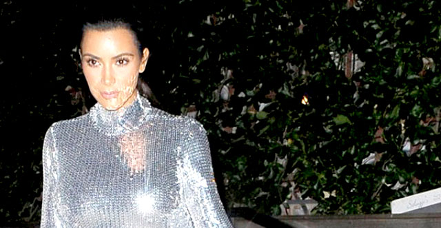 Kim Kardashian Kıyafetleriyle Sosyal Medyayı Sallamaya Devam Ediyor!