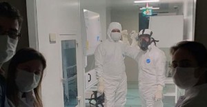 Prof. Dr.Ercüment Ovalı Aşı Çalışmasında İlk Testi Yaptı