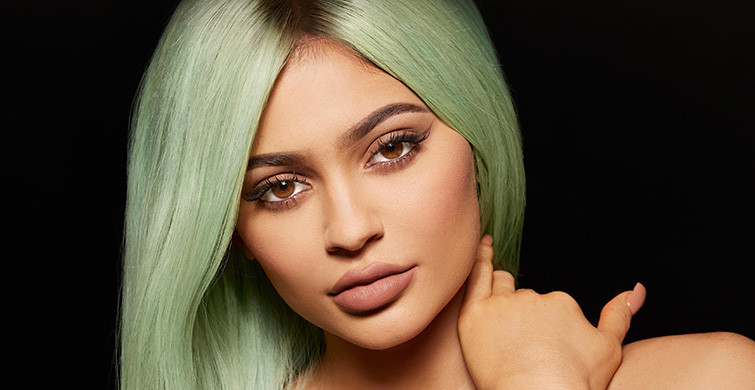 Kylie Jenner Cesur Pozuyla Dikkat Çekti