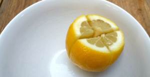 Milyonlarca Faydası Bulunan Limonu Kesip Yatağınızın Yanına Koymalısınız! Neden mi?