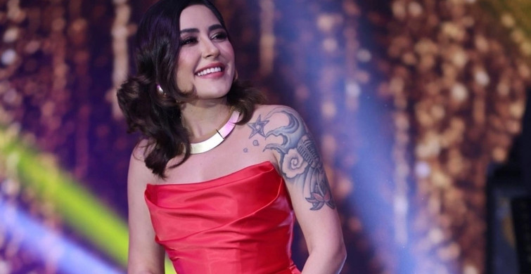 Melek Mosso'dan beklenmedik hareket! Konserde bir anda saçlarını kesmeye başladı