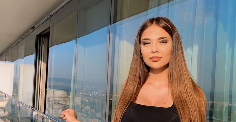 Merve Taşkın Yetişkin Ürün Satan Dükkan Vitrininde Poz Verdi