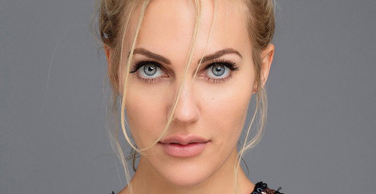 Meryem Uzerli Derin Dekolteli Fotoğrafını Paylaştı