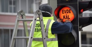 Kırmızı Işıkta 'Evde Kal' Yazdı