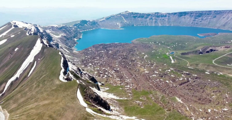 Nemrut Gölünde İki Mevsim Birden Yaşanıyor