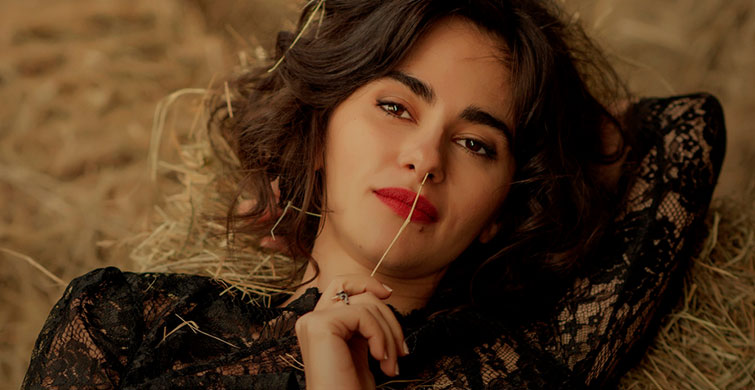 Nesrin Cavadzade Siyah Yırtmaçlı Elbisesiyle Dikkat Çekti