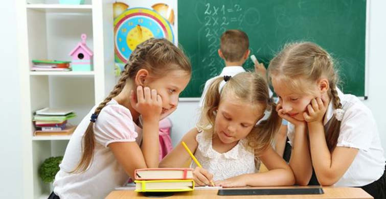 Çocuğunuzun Okulda Ne Yaptığını Öğrenmenin Yolları