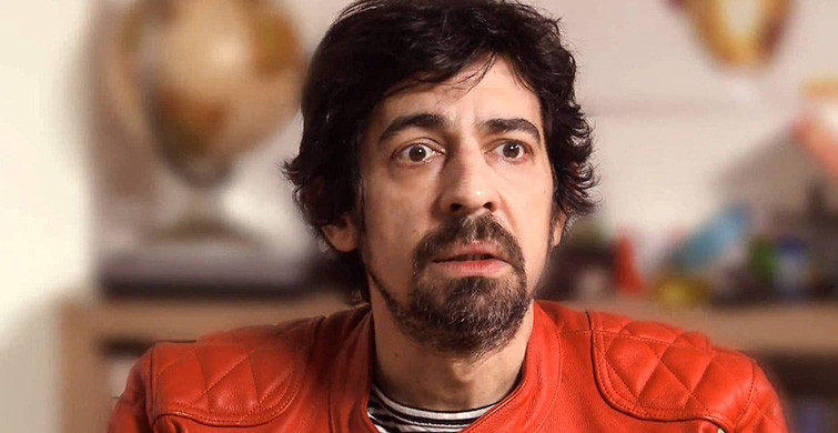 Okan Bayülgen Yeni İmajıyla Dikkat Çekti