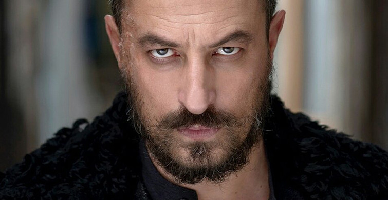 Onur Saylak İki Farklı Rolde