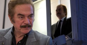 Orhan Gencebay Evinin Penceresinden İstiklal Marşı'nı Okudu