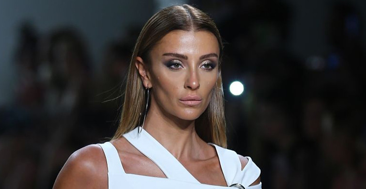 Özge Ulusoy Etkinlik Sırasında Rahatsızlandı