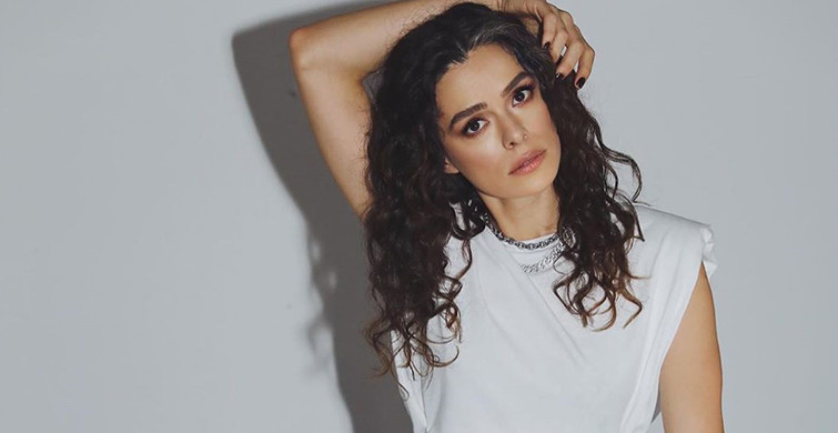 Özge Özpirinçci Biz Böyleyiz’in Galasından Fotoğraf Paylaştı