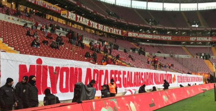 Galatasaraylı Taraftarların Açtığı Pankartlar Dikkat Çekti