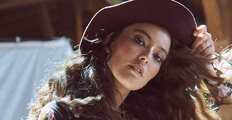 Pelin Akil, Aleyna Tilki’nin Şarkısını Seslendirdi