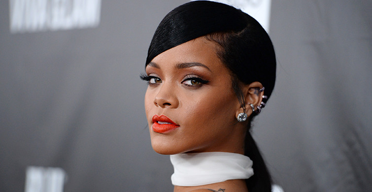Rihanna Ayna Karşısında Verdiği Pozla Dikkat Çekti