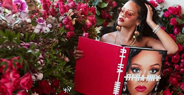 Rihanna İç Kıyafetleri İle Poz Verdi