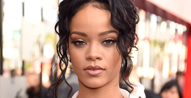 Rihanna Cesur Pozuyla Dikkat Çekti
