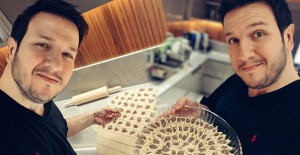 Şahan Gökbakar Tepsi Mantısı Yaptı