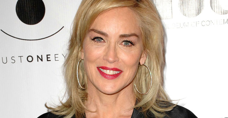 Sharon Stone Dekolteli Elbisesiyle Dikkat Çekti