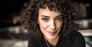 Seda Bakan’dan Bornozlu Dans Performansı