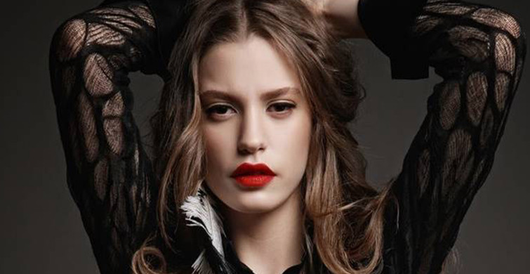 Serenay Sarıkaya Siyah Elbisesiyle Sosyal Medyayı Salladı