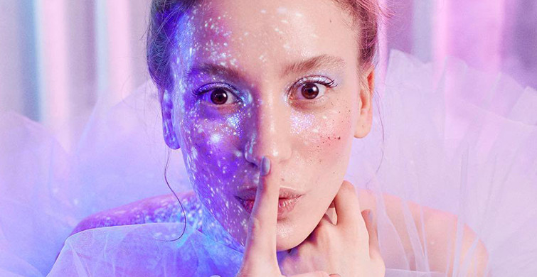 Serenay Sarıkaya, Alice Açıklamasıyla Dikkat Çekti